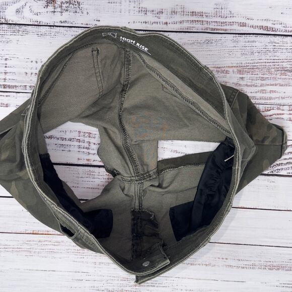 No Boundaries camouflage high rise shorts women’s size 11 - Picture 3 of 9